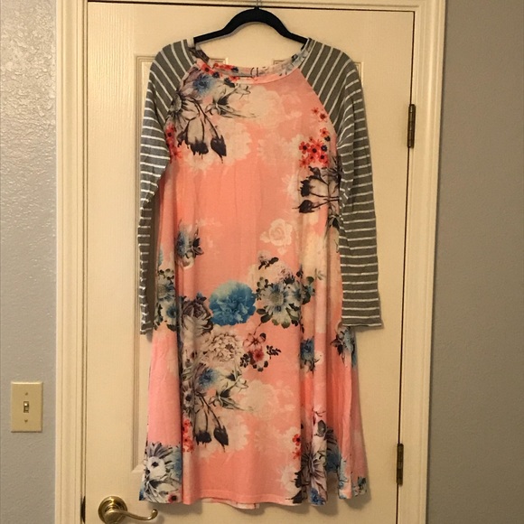 Dresses & Skirts - 💐Fun Shift Dress💐